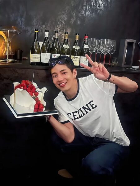 BTS(防弾少年団)のVがパリでの近況を報告、ファンの反応は？