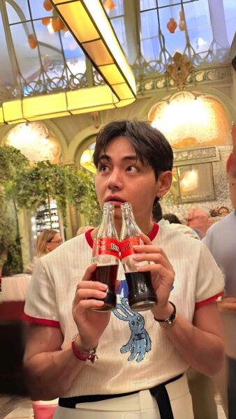 BTS(防弾少年団)のVがパリでの近況を報告、ファンの反応は？