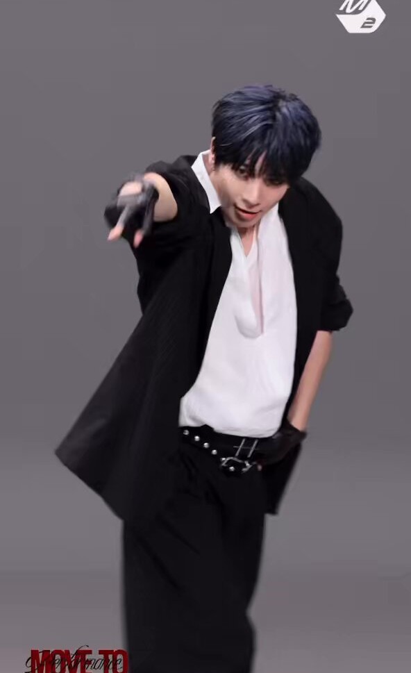 TOMORROW X TOGETHER(TXT)のTAEHYUNとLE SSERAFIMのSAKURAがダンスコラボした動画を公開！ファンの反応は？