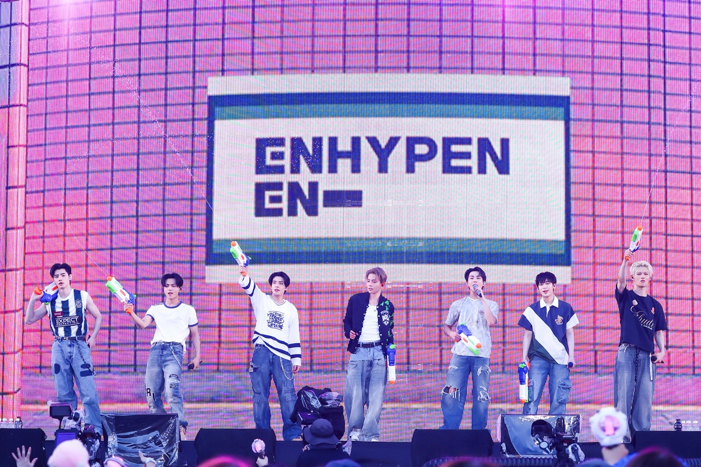 ENHYPEN(エンハイフン)が大阪・梅田の商業施設とコンサート連動型のコラボを開催！ファンの反応は？