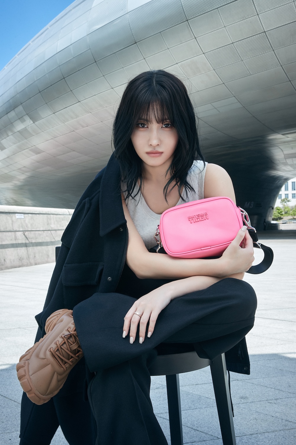 TWICEのモモが着用したスニーカー、オニツカタイガー「ティグラン」が発売。ファンへの影響は？