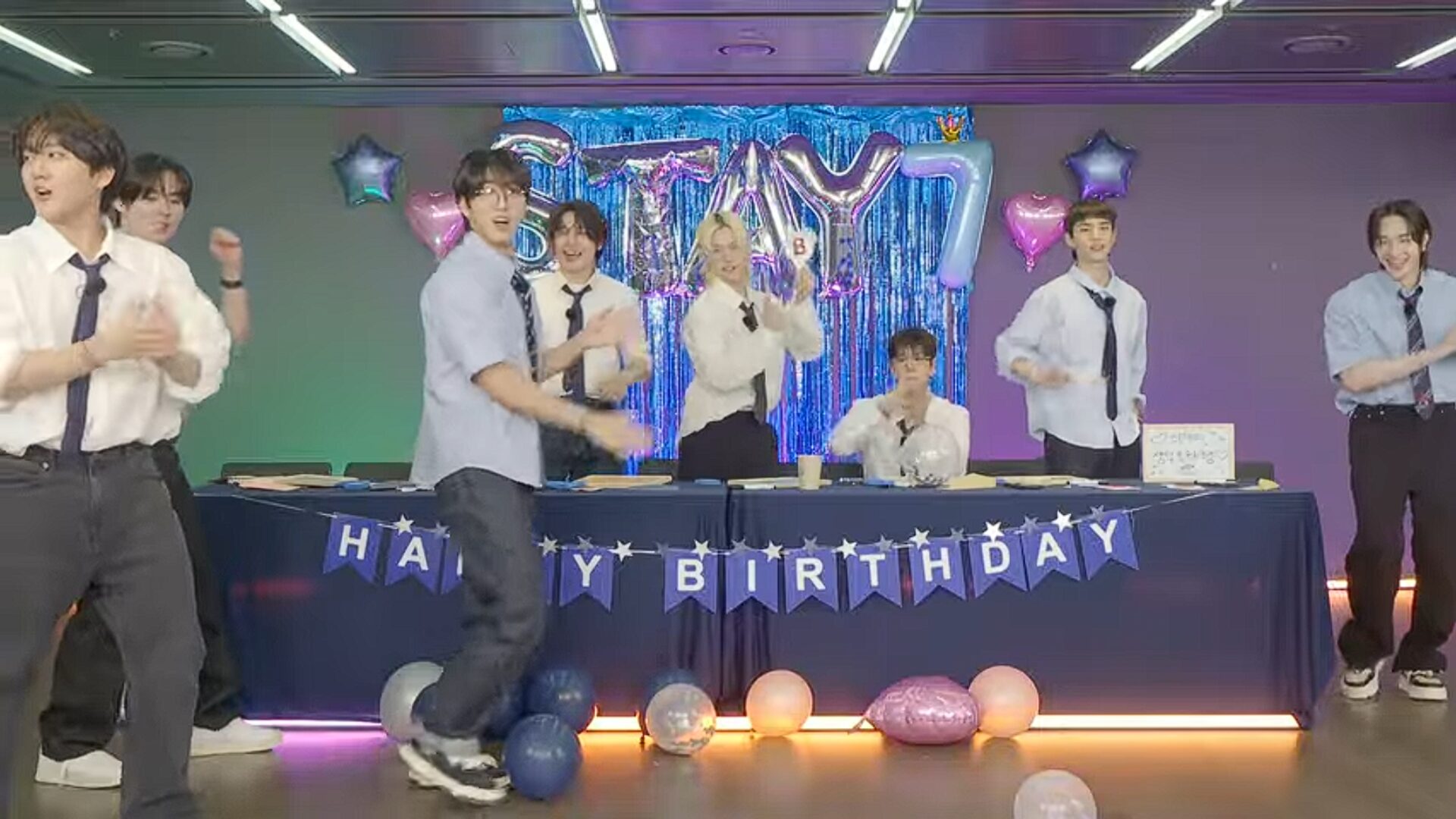 Stray Kidsが8/1にファンクラブの誕生日を記念してスペシャル動画を公開、記念ライブ配信も！