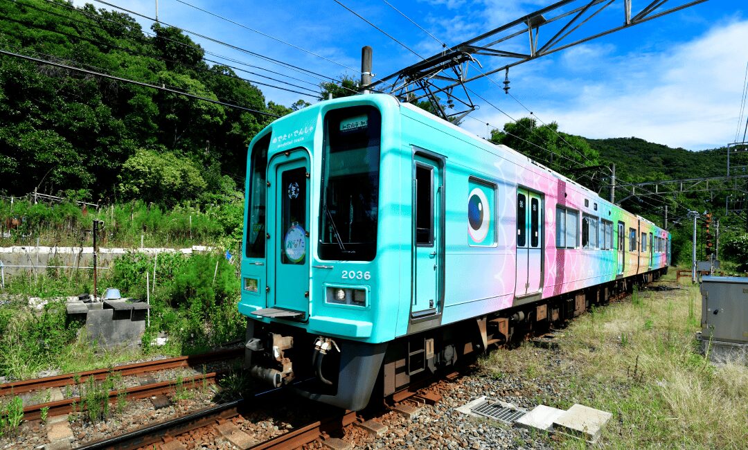 YOASOBIと南海電鉄加太線がコラボ！期間限定ラッピング列車が走る！