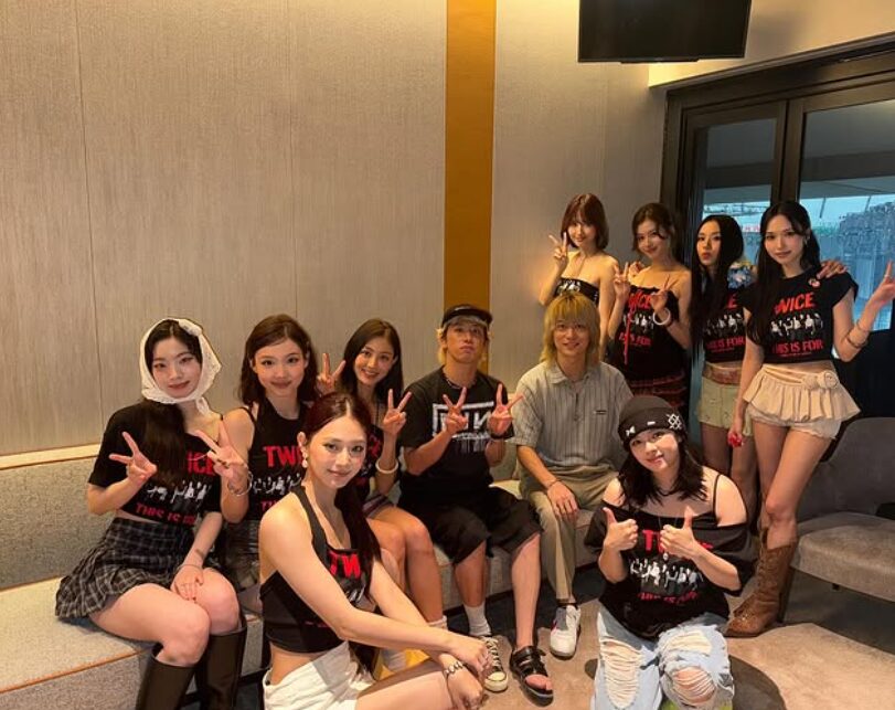 ONE OK ROCK(ワンオク)のTAKAがTWICEとの集合写真を公開！あれ左足は？