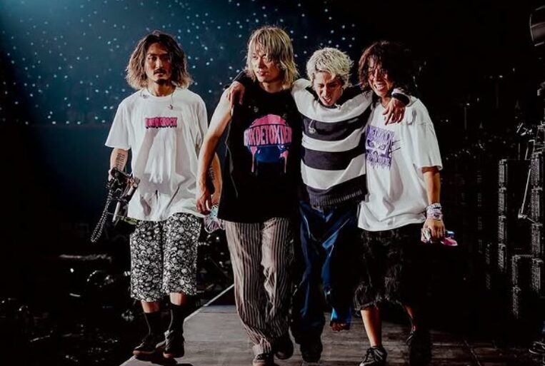 ONE OK ROCK(ワンオク)のTAKAがTWICEとの集合写真を公開！あれ左足は？