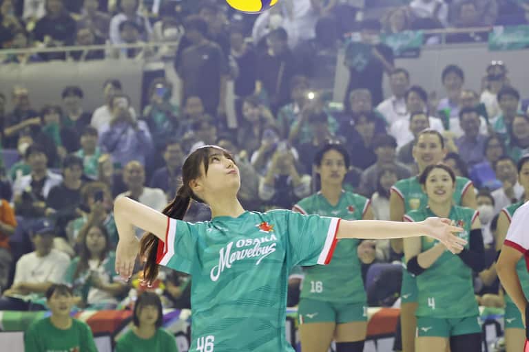 日向坂46の小坂菜緒がSVリーグの始球式に登場!バレーボール経験のアイドルって少ない?