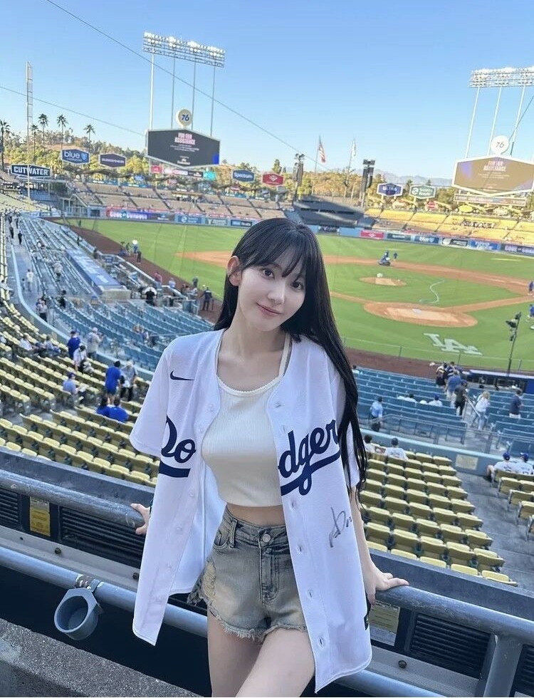 LE SSERAFIMのサクラとウンチェがドジャースを訪問！山本由伸と３ショットも！