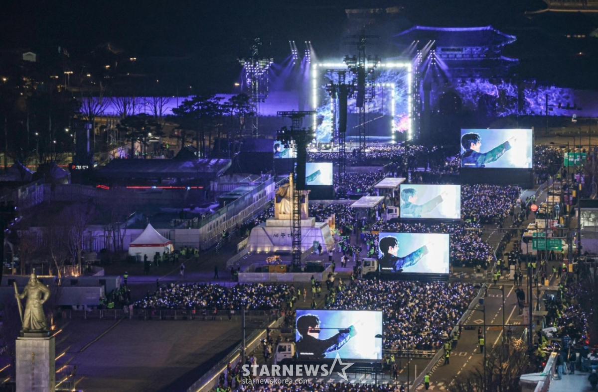 BTS(防弾少年団)が光化門広場でカムバックライブ！４万人が酔いしれた！