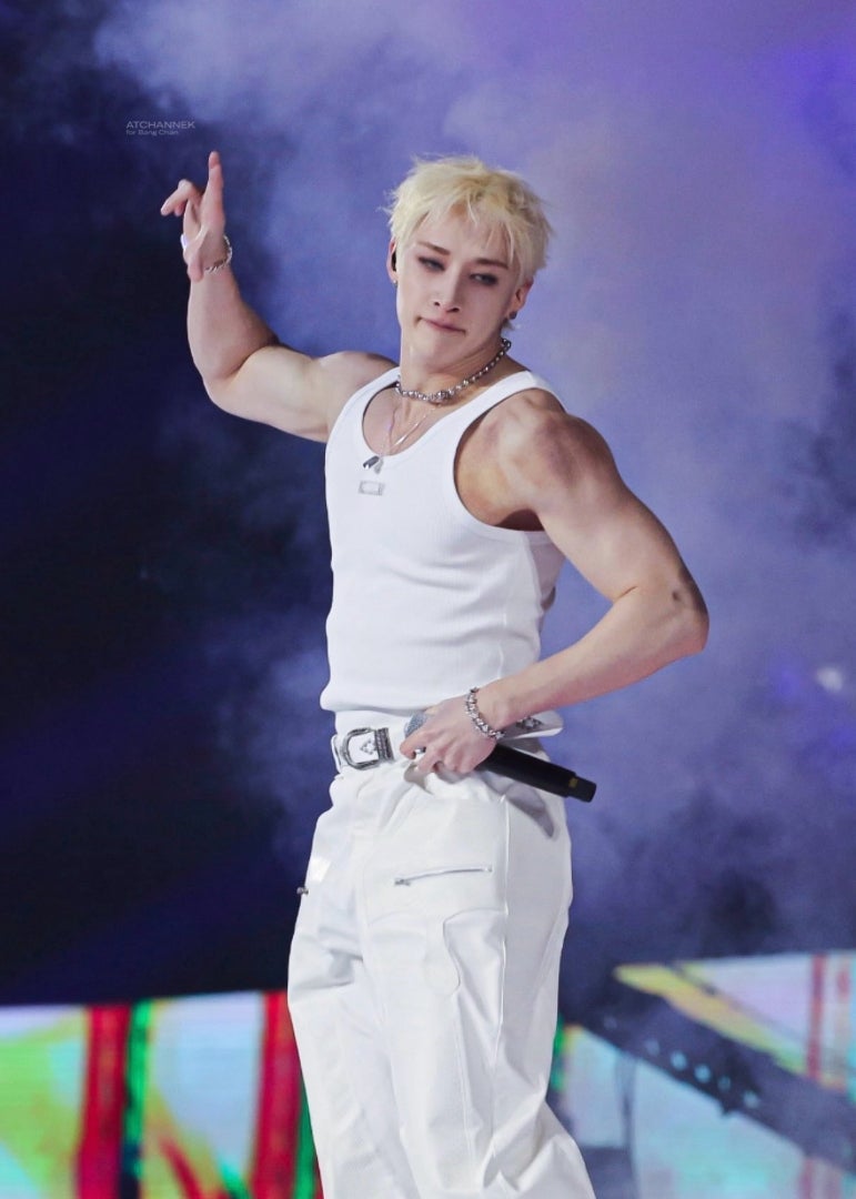 Stray Kidsのバンチャンがインスタに投稿した海辺での筋肉が凄すぎる！