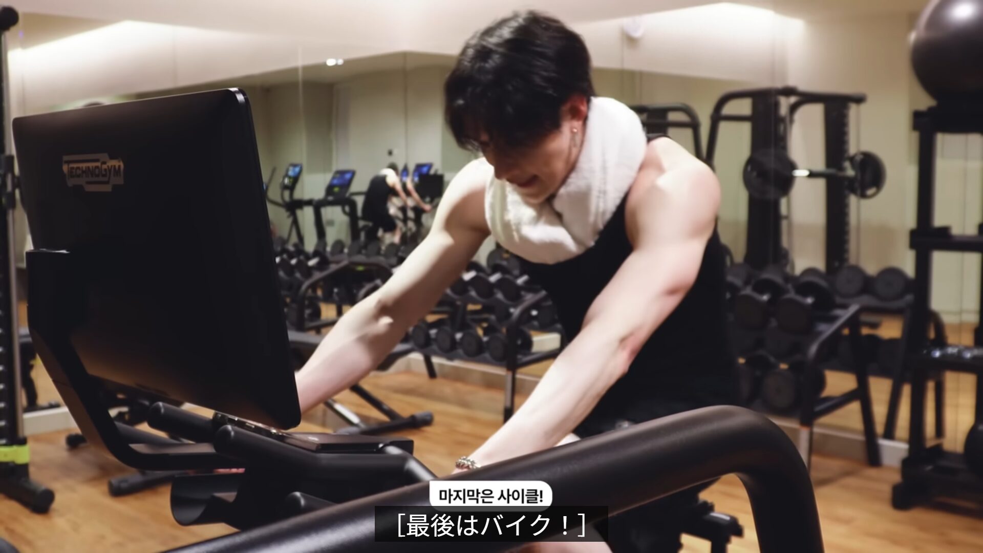 Stray Kidsのバンチャンがインスタに投稿した海辺での筋肉が凄すぎる！