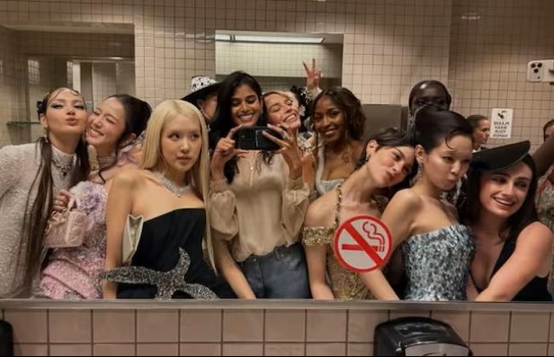 BLACKPINKがメットガラで集合写真を自撮りした場所は？恒例の場所なの？