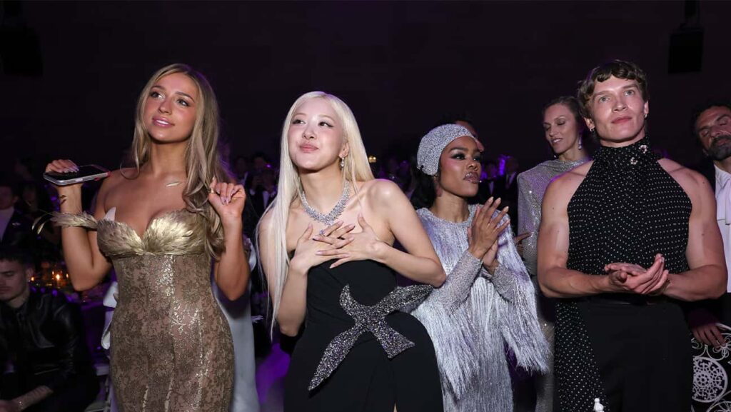 BLACKPINKがメットガラで集合写真を自撮りした場所は？恒例の場所なの？