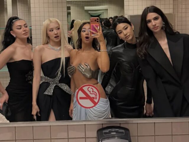 BLACKPINKがメットガラで集合写真を自撮りした場所は？恒例の場所なの？