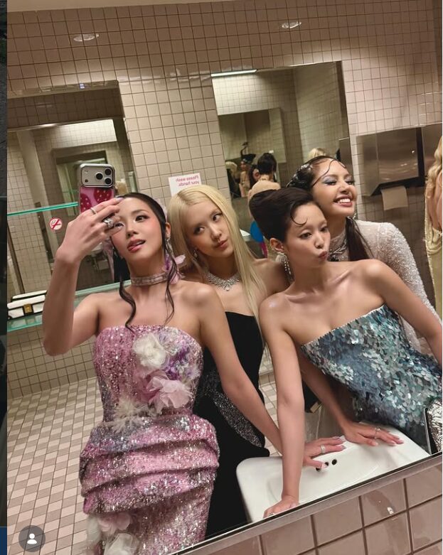 BLACKPINKがメットガラで集合写真を自撮りした場所は？恒例の場所なの？