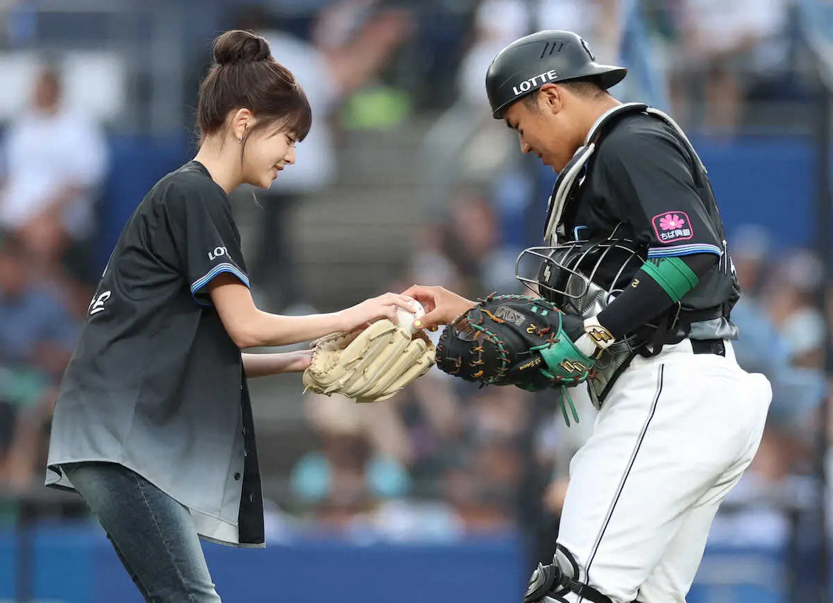 LE SSERAFIM のウンチェがZOZOマリンスタジアムで始球式に登場!ファンの反応は?