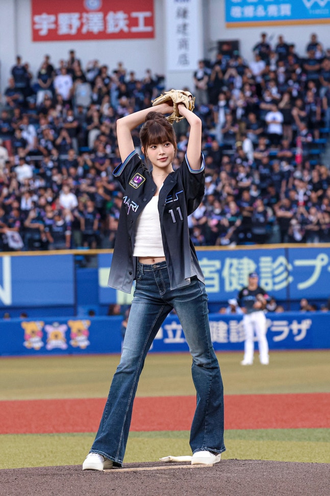 LE SSERAFIM のウンチェがZOZOマリンスタジアムで始球式に登場!ファンの反応は?