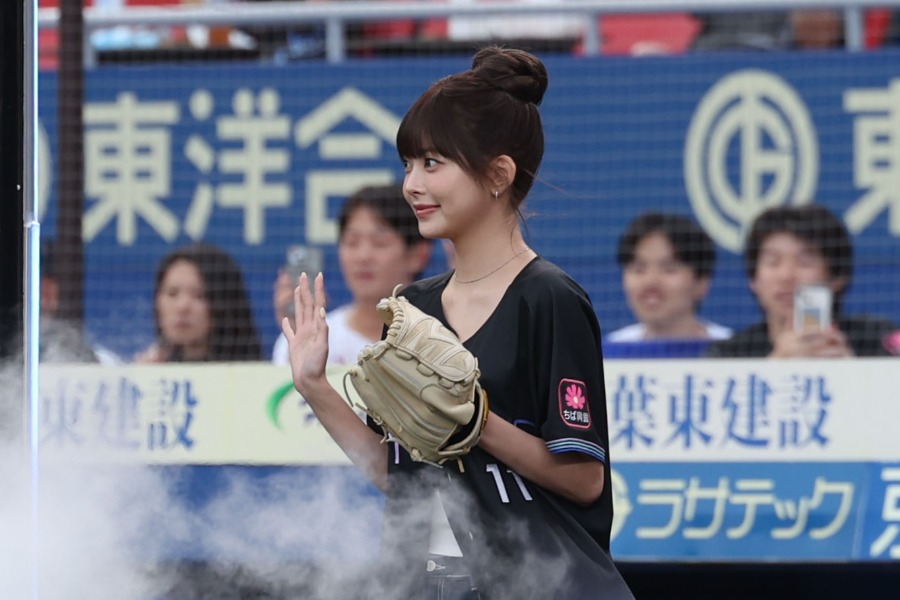LE SSERAFIM のウンチェがZOZOマリンスタジアムで始球式に登場!ファンの反応は?