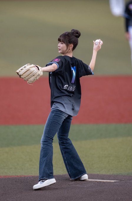LE SSERAFIM のウンチェがZOZOマリンスタジアムで始球式に登場!ファンの反応は?