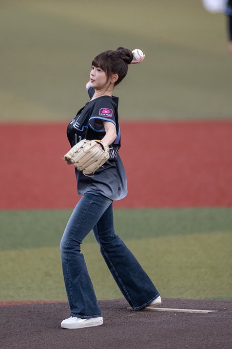 LE SSERAFIM のウンチェがZOZOマリンスタジアムで始球式に登場!ファンの反応は?