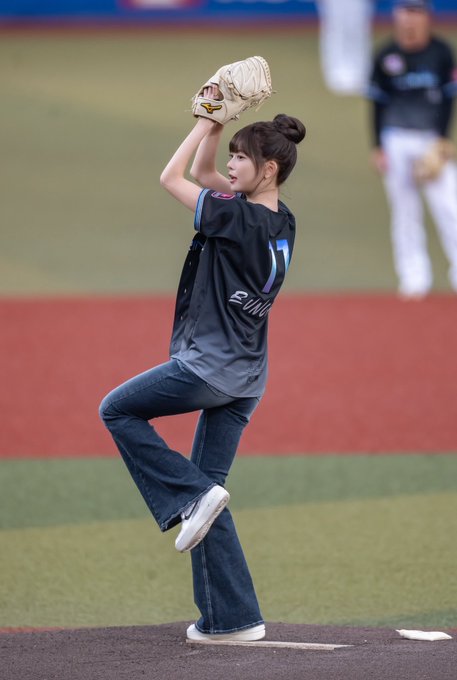 LE SSERAFIM のウンチェがZOZOマリンスタジアムで始球式に登場!ファンの反応は?
